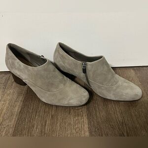 Unstructured by Clark’s women’s light gray suede booties with side zipper sz. 10